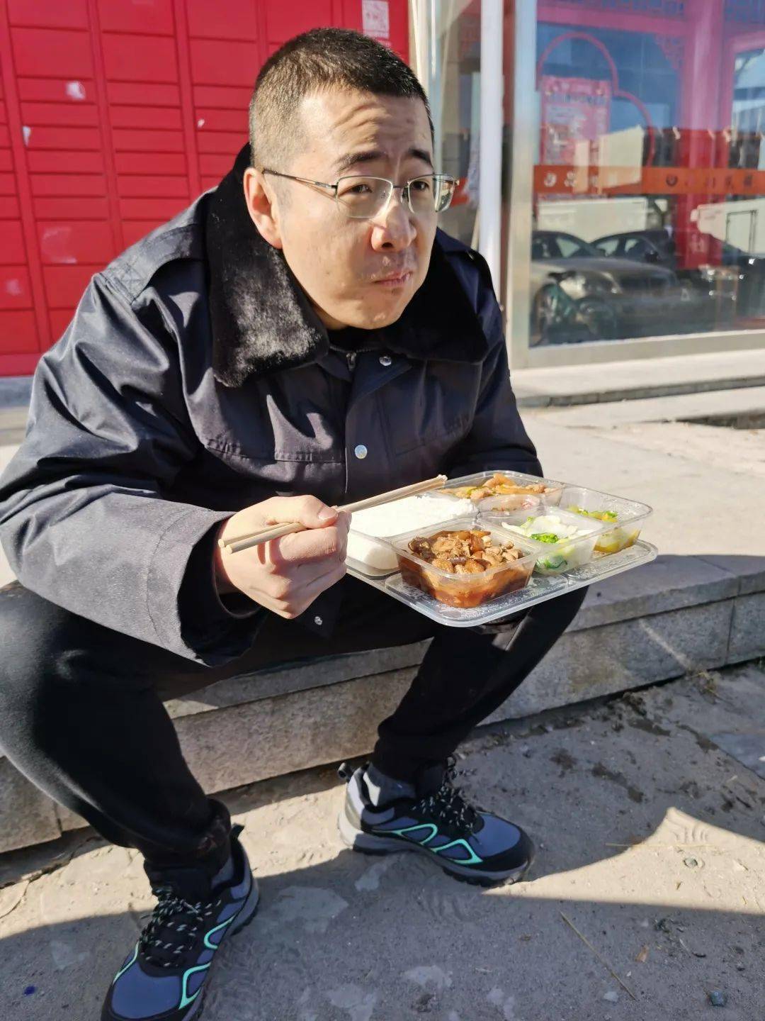 区生态环境局下沉支援社区防疫工作的郭威,吃上了今天的第一口饭