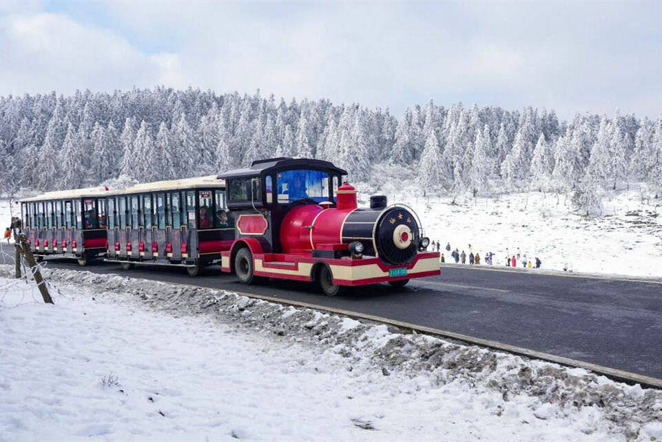 游客|冰天雪地迎新年 重庆武隆景区推出特色文旅“大餐”