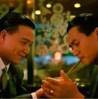 领导给你递烟，低情商的人“双手接过”，高情商的做法不服不行_职场_交往_时候