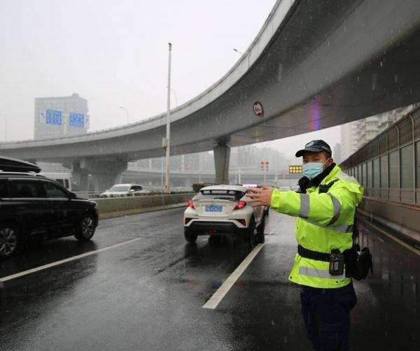 武汉400多处易结冰路段逐个排查，未发现结冰影响通行现象