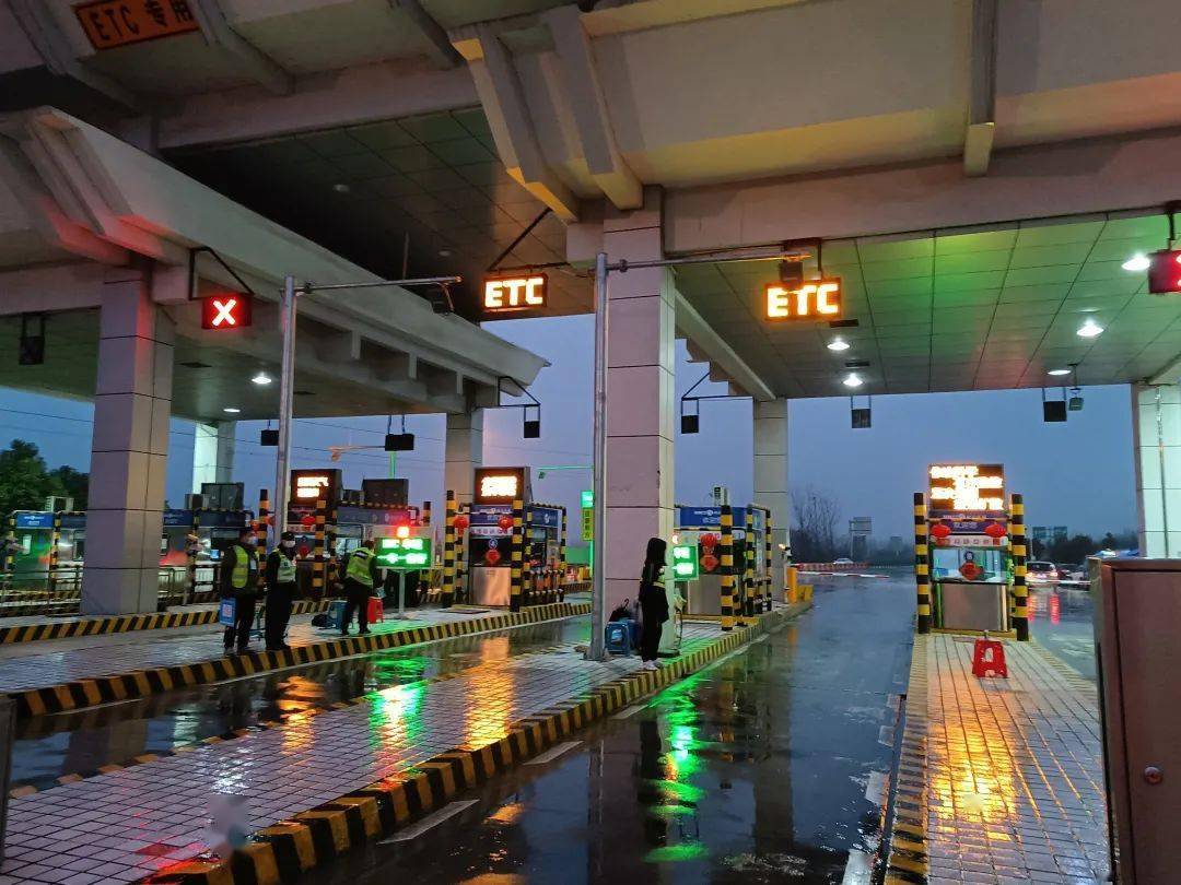 夏志东一行先后到大广高速出口,禹王收费站检查督导疫情防控工作,详细