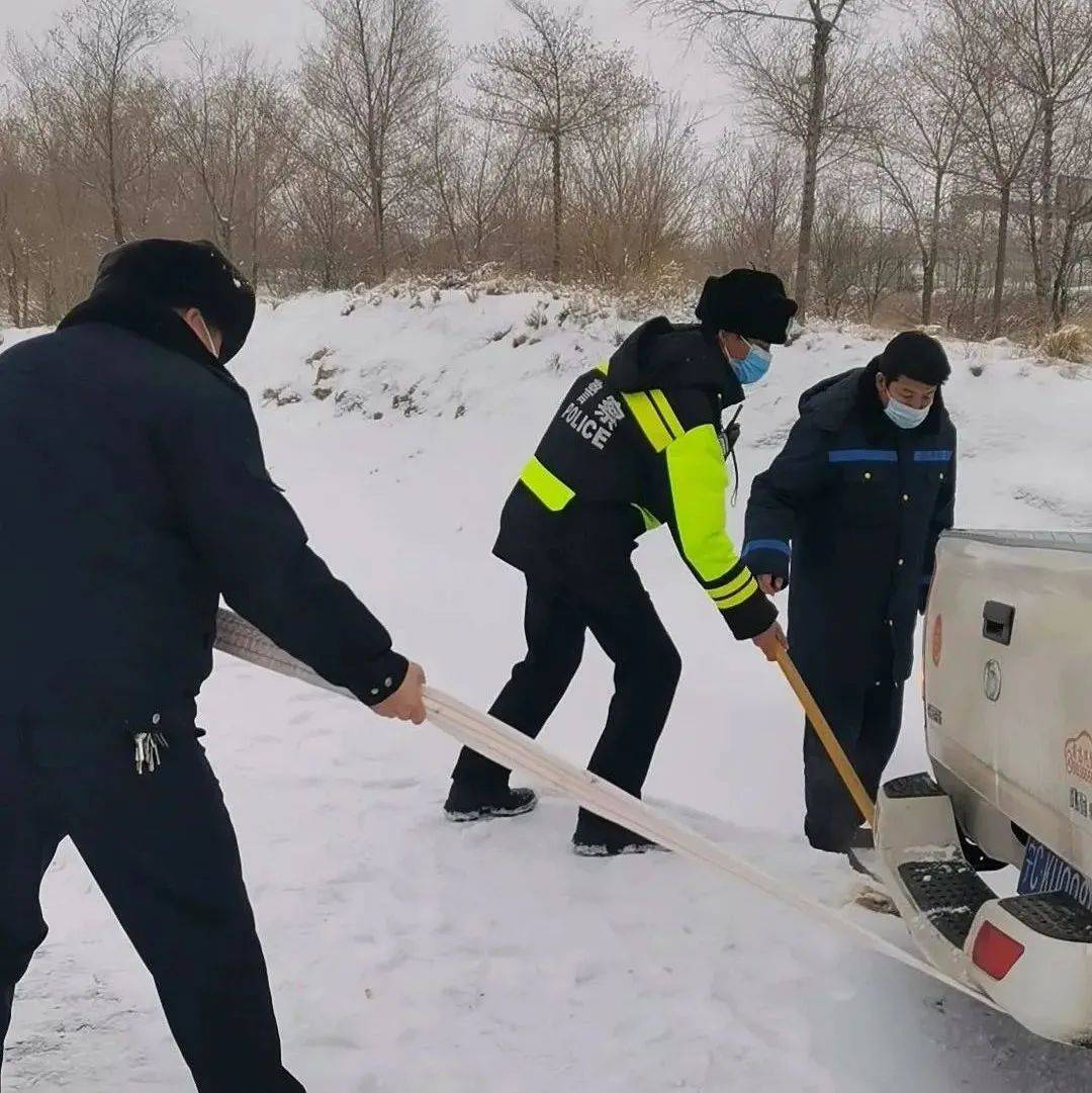 我为群众办实事 车辆侧滑被困水渠 红寺堡交警帮其脱困 路面 平安 宁夏