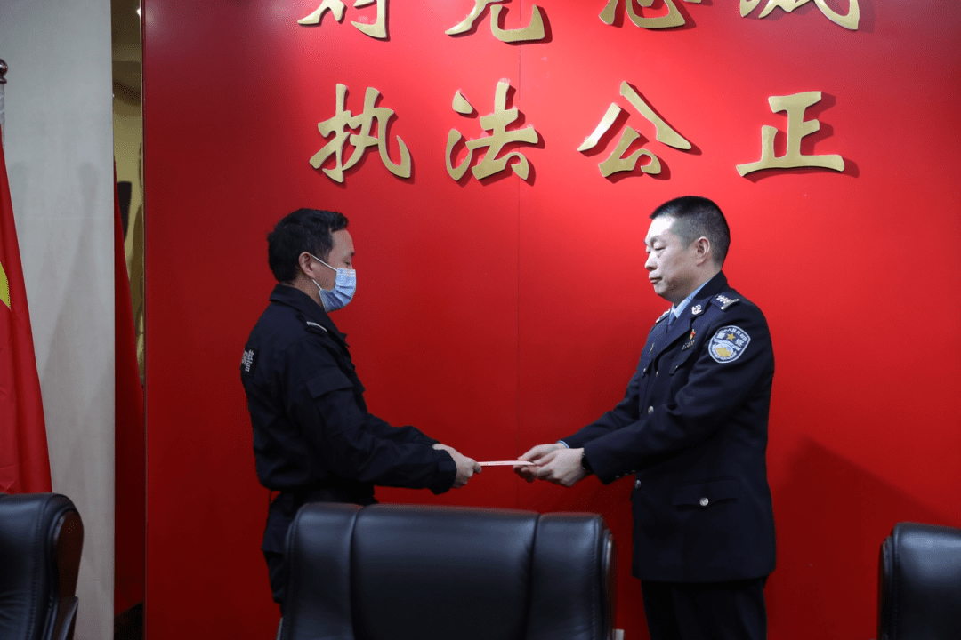 市公安局党委委员,副局长张斌明同志到平昌县公安局开展节前走访慰问