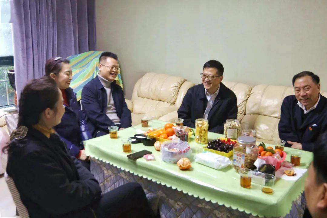 73在扶贫干部伍朝蓬家中,傅新宇与伍朝蓬及其家属亲切交谈,对他们的