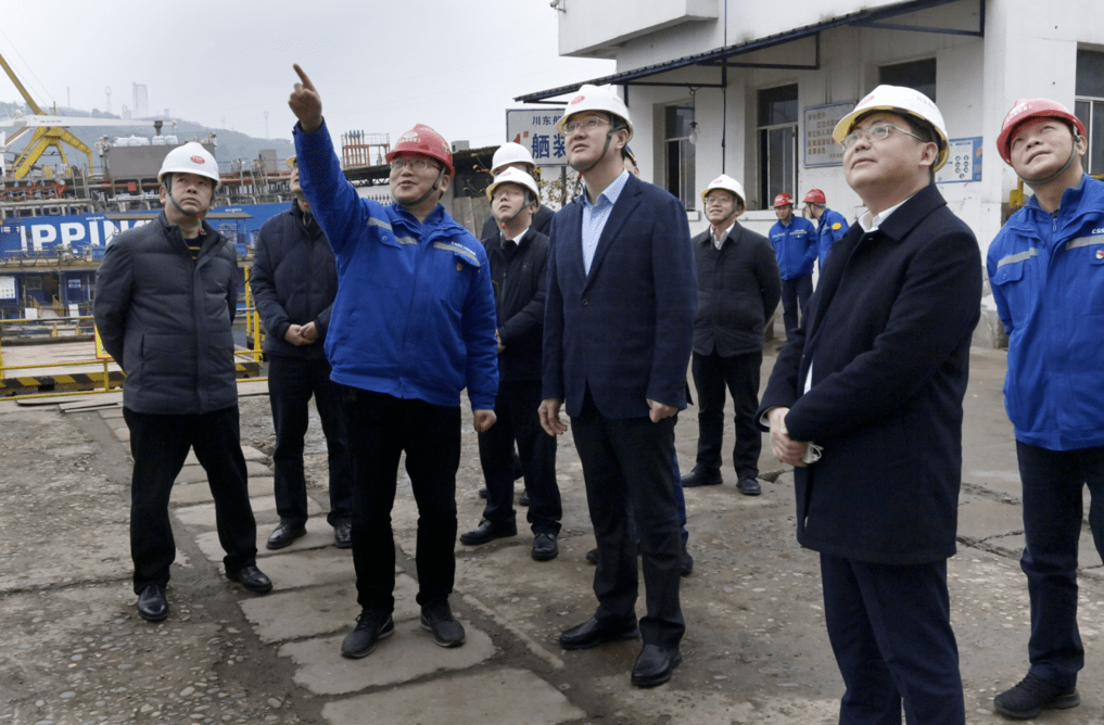 农历春节即将到来,1月30日,涪陵区委书记王志杰前往火车站,医院等场所