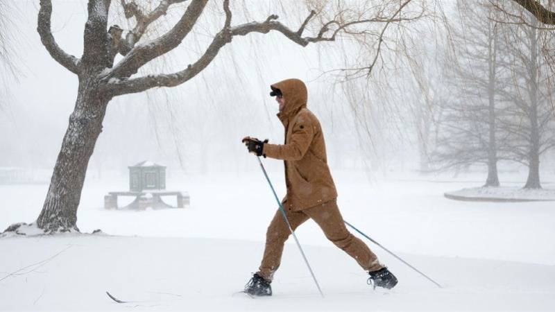 美國東部遭「炸彈氣旋」襲擊，積雪近1米，6000航班取消 國際 第7張