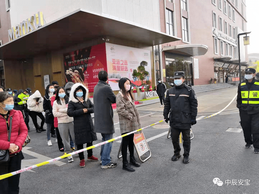 雪花迎著寒風冷雨,沒能擋住中辰人奔赴一線的腳步,街頭巷尾靜悄悄