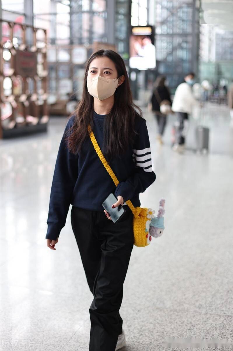 陈钰琪上海虹桥机场出发斜挎编织或妃兔包包少女心爆棚
