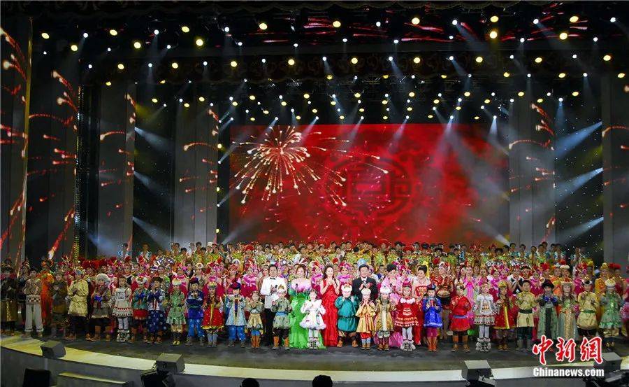 为什么我们还在看春晚 丨东西问 中国新闻社 中央电视台 生活 为什么我们还在看春晚 丨东西问 中国新闻社 中央电视台 生活