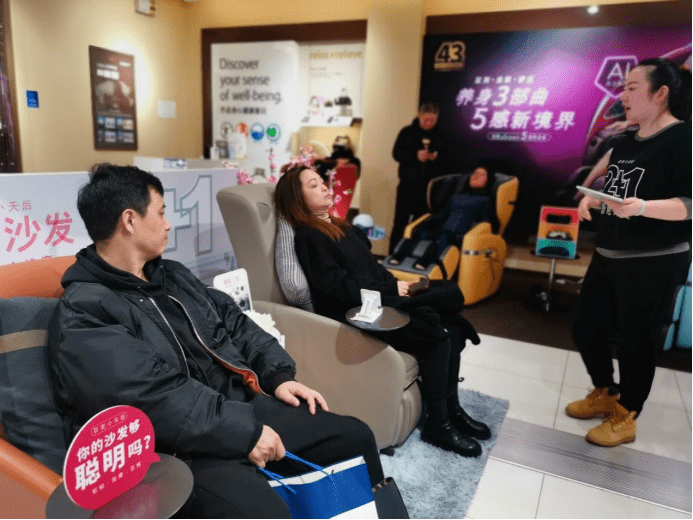 新春走基层丨年货也要科技感！按摩沙发、扫地机、擦窗机器人…黑科技产品跻身年货采购单