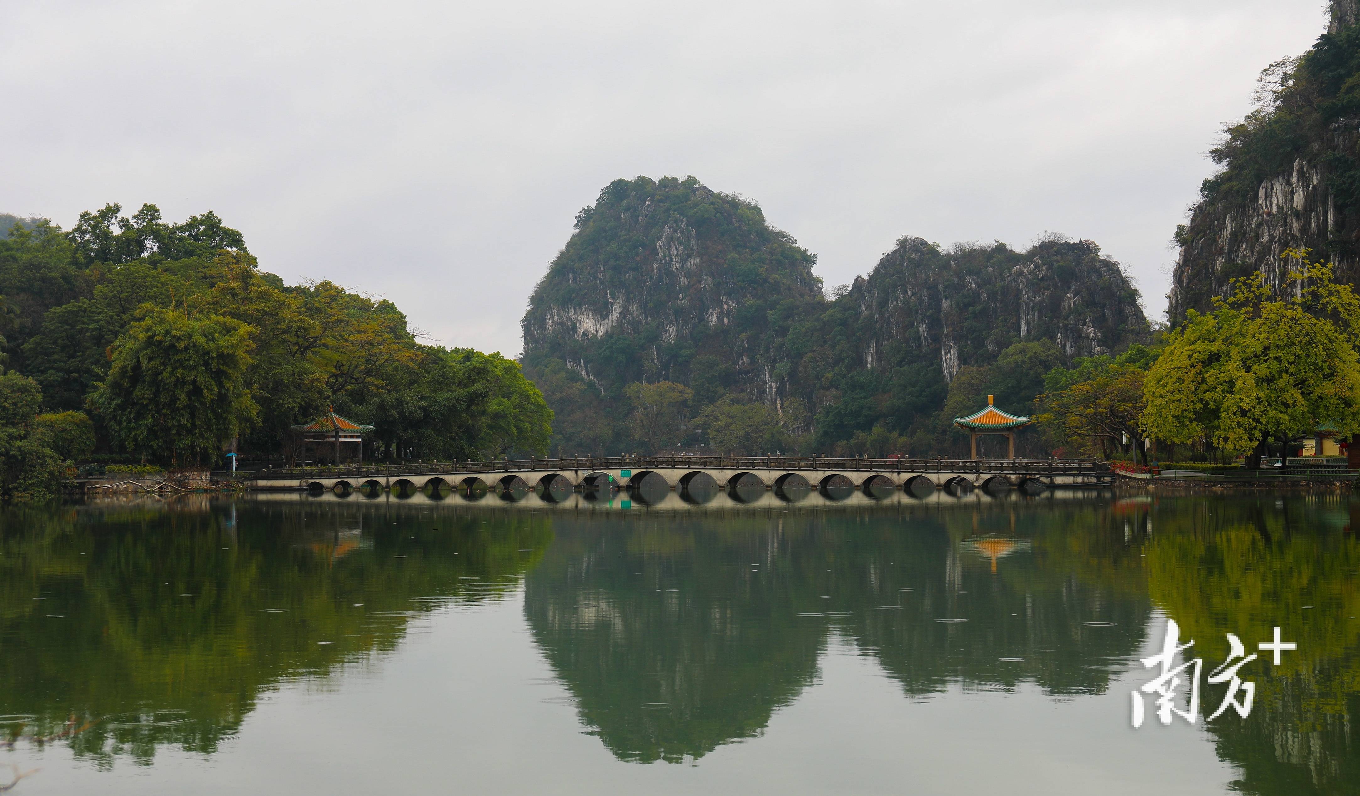 虽然下着小雨,不少市民游客还是来到肇庆星湖景区行大运.