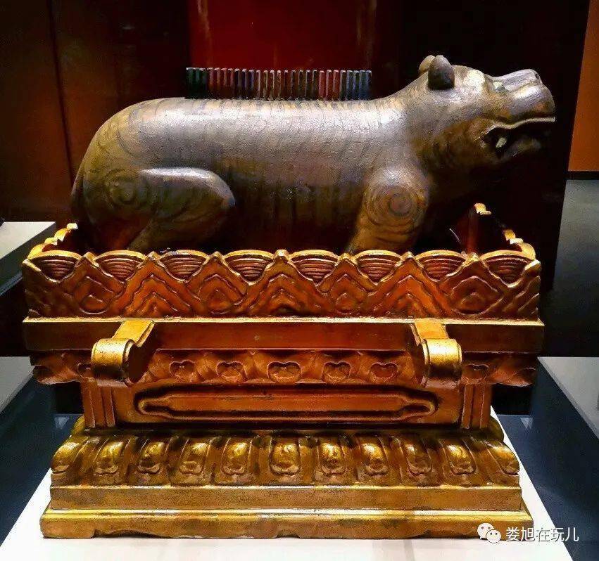 新年淑气霭百祥 虔供天地通万邦由来帝里制更详 中宵华烛纷炜煌屏风设