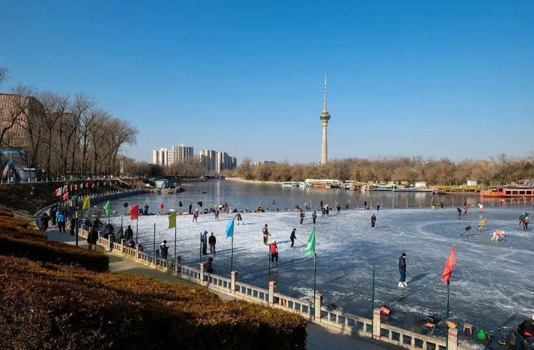 冰场免门票营业时间:9:00—17:00晓月湖冰场地址:丰台区西五环卢沟