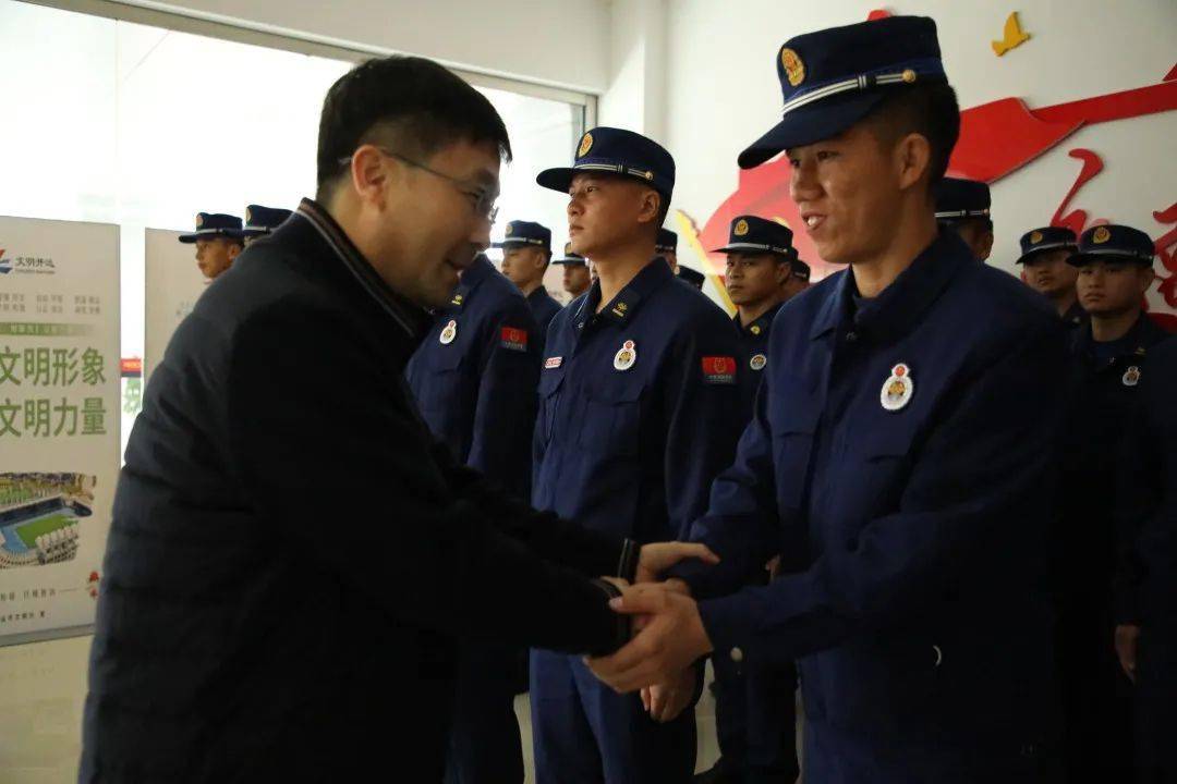 开远市委副书记,市人民政府市长解凌云带队看望慰问全体消防救援人员
