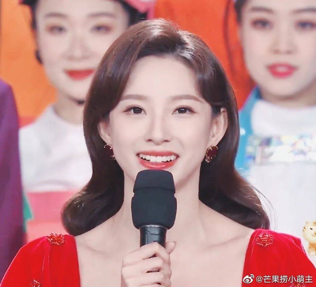 马凡舒主持春晚片段 1442f5e15445468fbc696f72da865c5f.jpeg