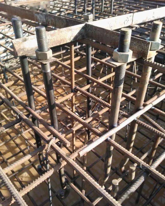 塔吊基础施工_进行_钢筋网_基坑