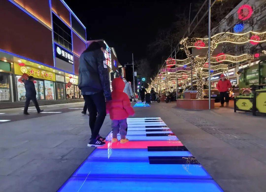 雪花,星星,银杏等造型的投影美轮美奂,行人仿佛置身于梦幻的世界中