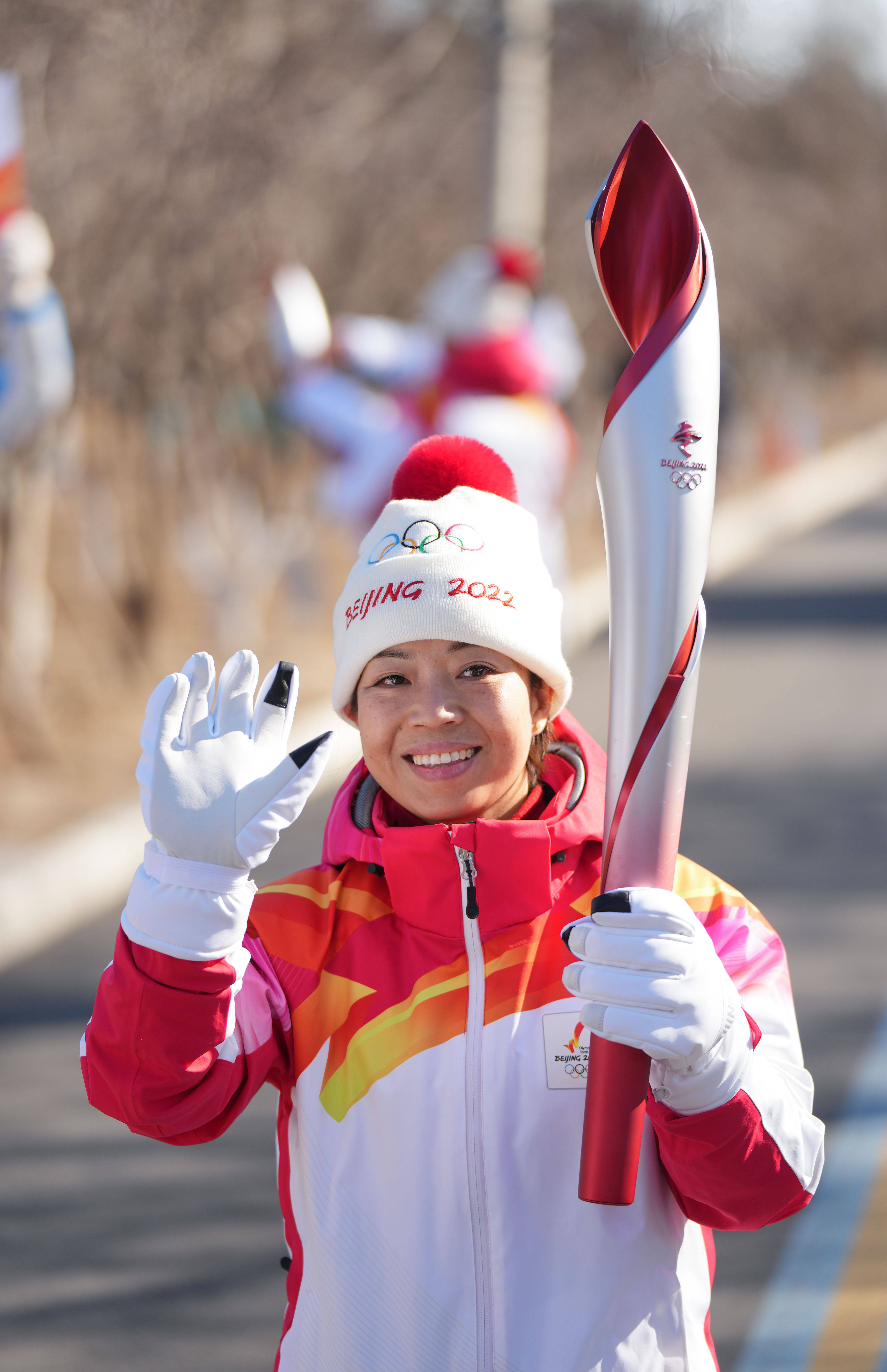 北京2022年冬奥会将于2月4日开幕2月2日,火炬手张忠德在火炬传递中