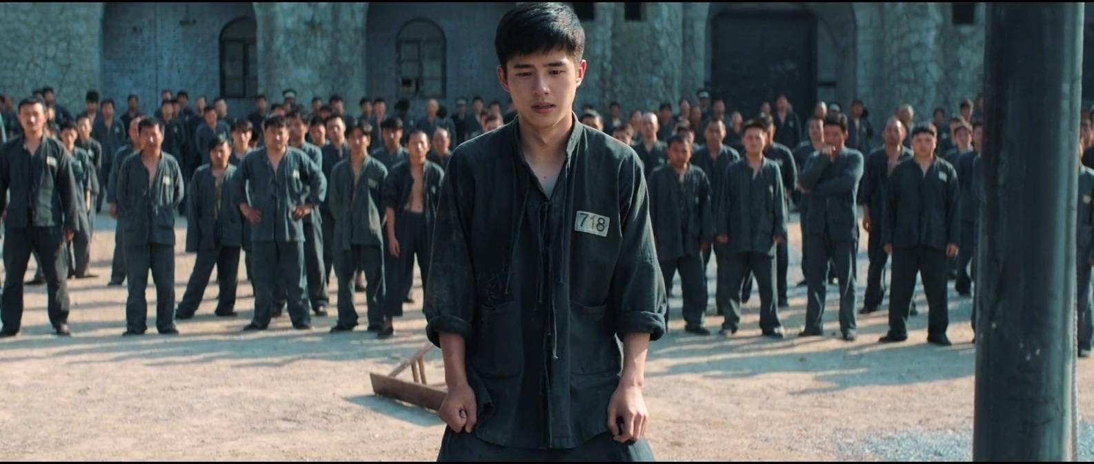 开头看到了王家卫《一代宗师》的精髓,开篇以纪实影片,介绍了年代背景