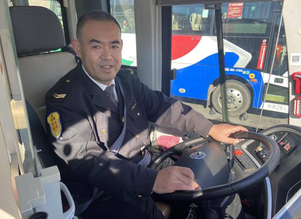 进山公交春节"不打烊"司机坚守岗位当"专职司机"_李作_乘客_服务