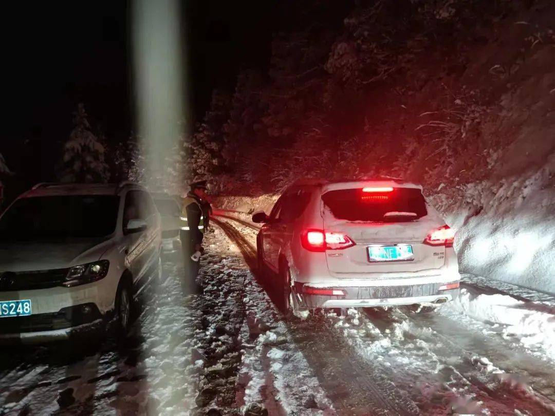 下雪封路照片图片