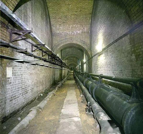 施工过程中多次发生事故,例如挖坏煤气管道,与地铁工程打通,塌方等等.