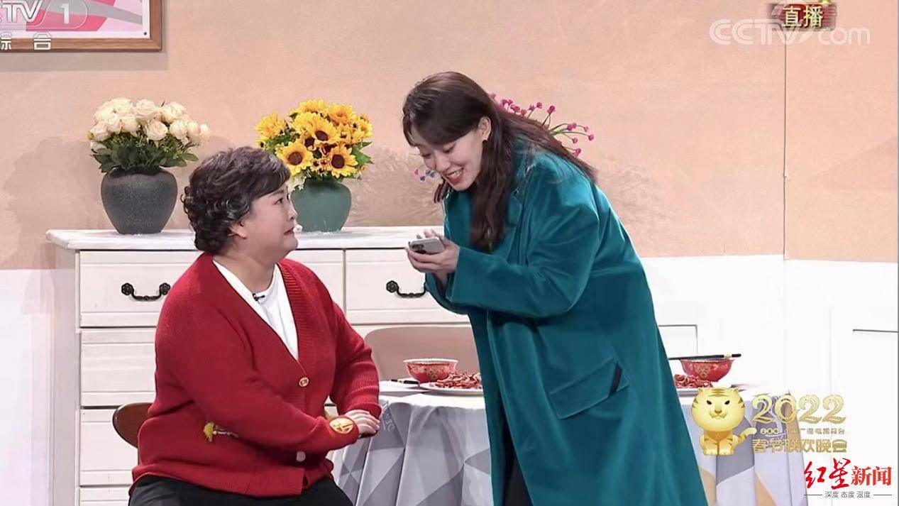 从BP机到折叠屏手机 春晚上演“手机进化史”