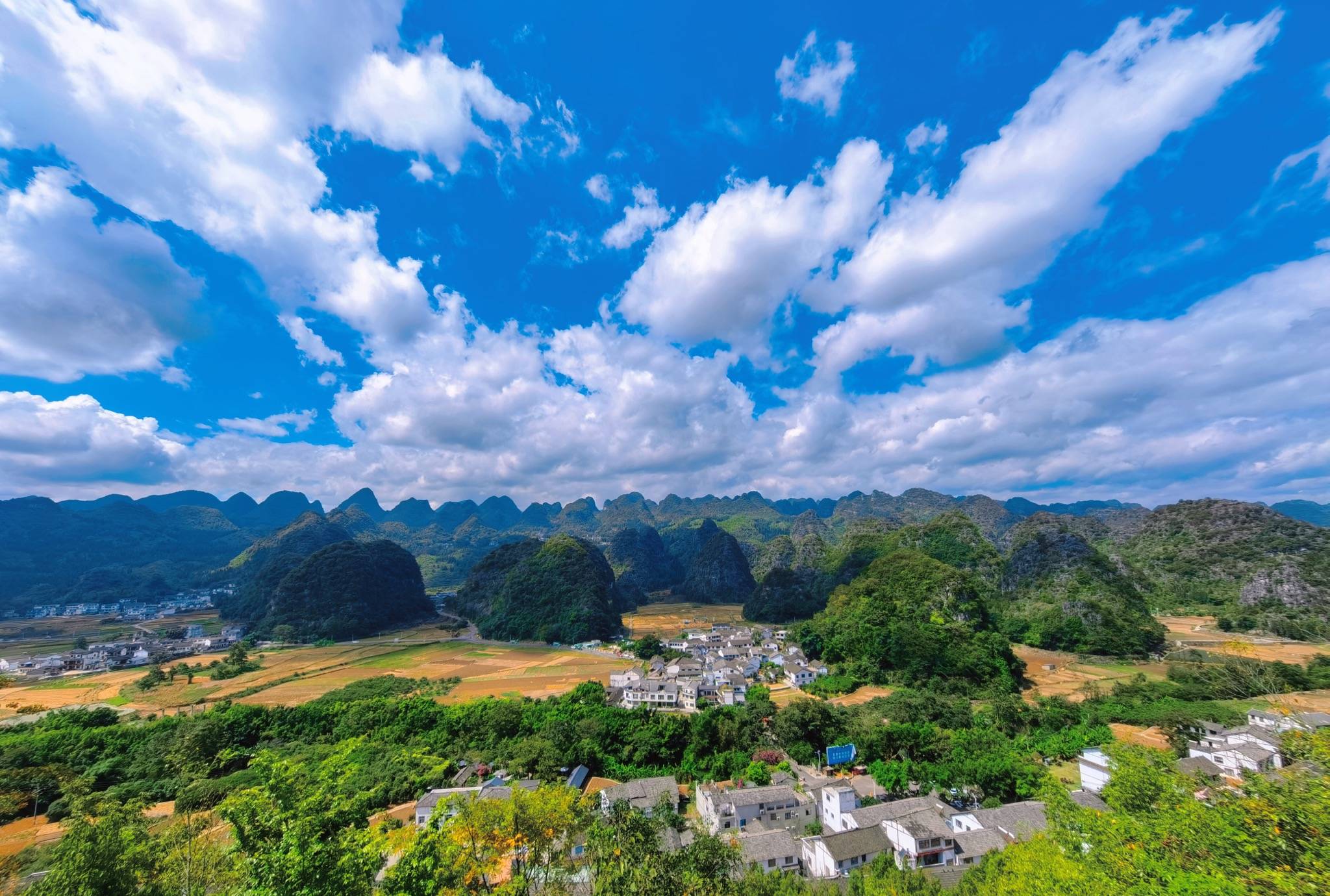刘畅告诉记者:"黔西南州拥有优美的自然环境和纯净空气,旅游景点众多