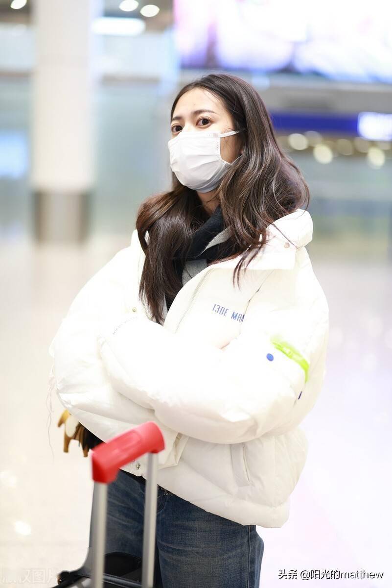 陈钰琪纯色绒服搭牛仔裤休闲舒适眼神迷人_机场_白色_休闲