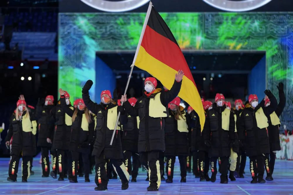 露露 冬奥会开幕式羽绒服火了!中国队安踏、加拿大露露乐蒙、 意大利阿玛尼……你中意哪一款?