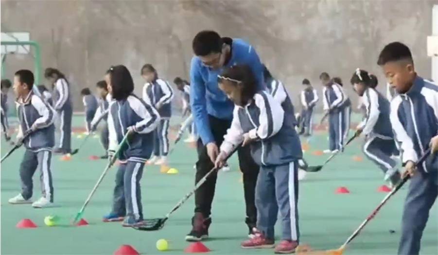 子女|旱地冰球运动点燃来连务工人员子女的“冬奥梦”