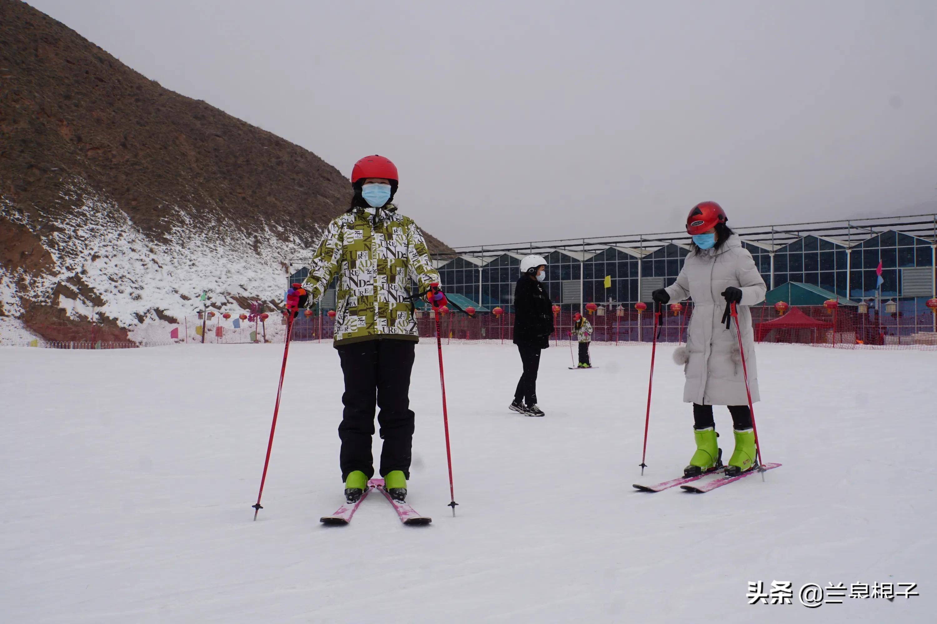 走进兰州银山七彩谷感受滑雪乐趣_天气_阿干镇_滑姿