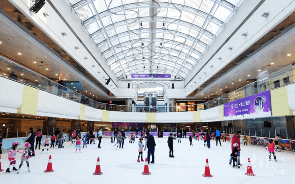 周末的国贸溜冰场,满是学滑冰的孩子,滑行中时而做一些云手的舞蹈动作