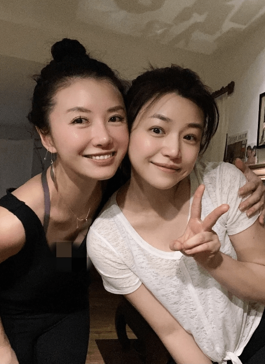 M6 米乐陈妍希做亲子瑜伽将儿子高高托举小星星模仿妈妈动作互动有爱(图2)