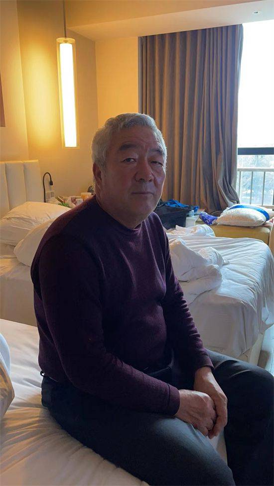 杭州一64岁大伯放弃回老家团聚机会留杭负责隔离点消杀工作