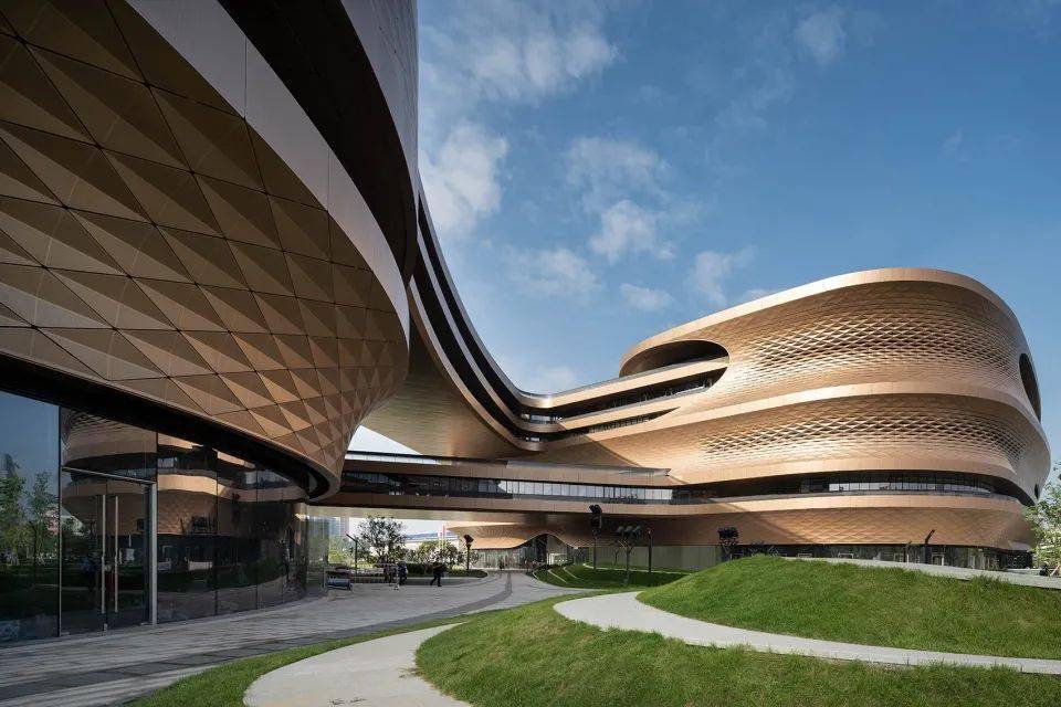 而这次,扎哈也依旧保留了自己流线型建筑风格.