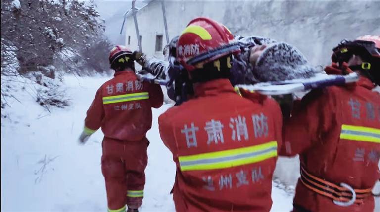 大雪封山12名“驴友”被困 消防紧急营救