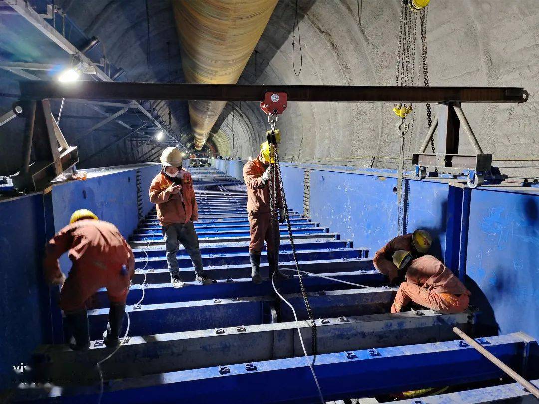 世界首例全工序仰拱同步衬砌台车滇中一号圆满完成组装工作