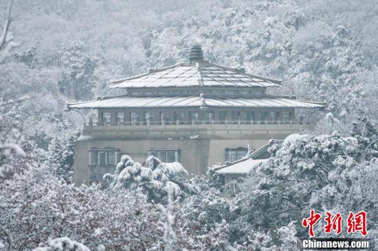 首场|航拍武汉大学雪景：青瓦白雪相映成画