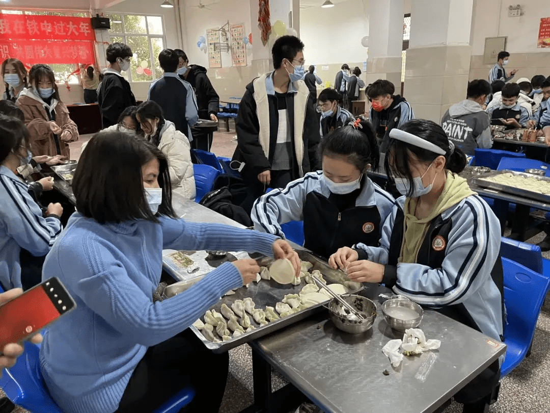 汉铁高中新疆班学生在汉快乐过春节