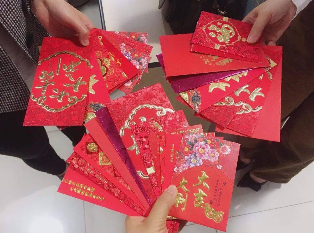 看看这一叠叠厚厚的红包不管里面有多少钱干看着就很喜庆开工第一天又