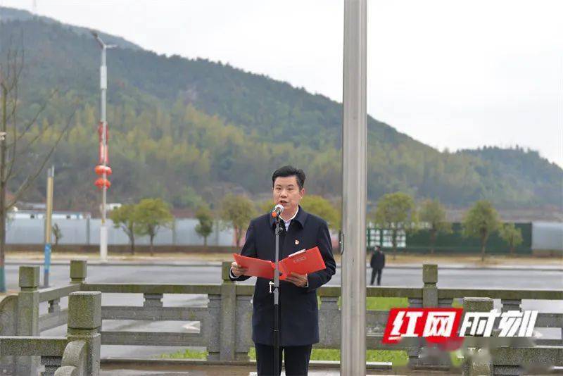 开区党工委第一书记曾志君致辞,岳塘经开区党工委书记李宏钰主持仪式