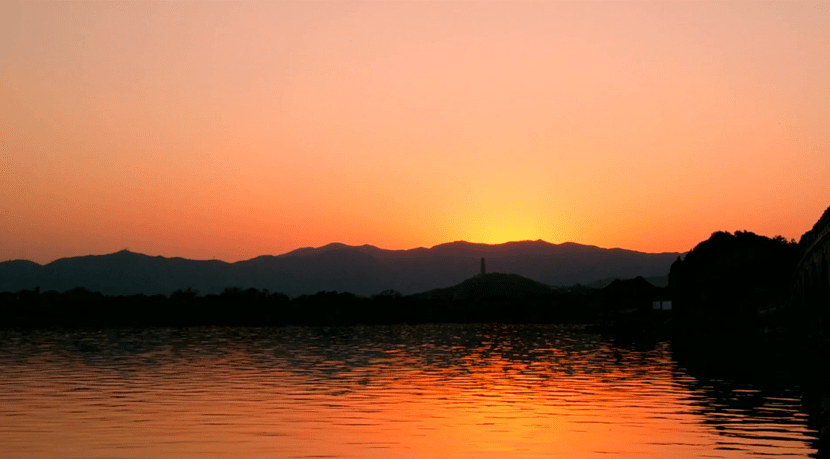 冷雲間,夕陽樓外數峰閒.等閒不許俗人看,雨髻煙鬟.