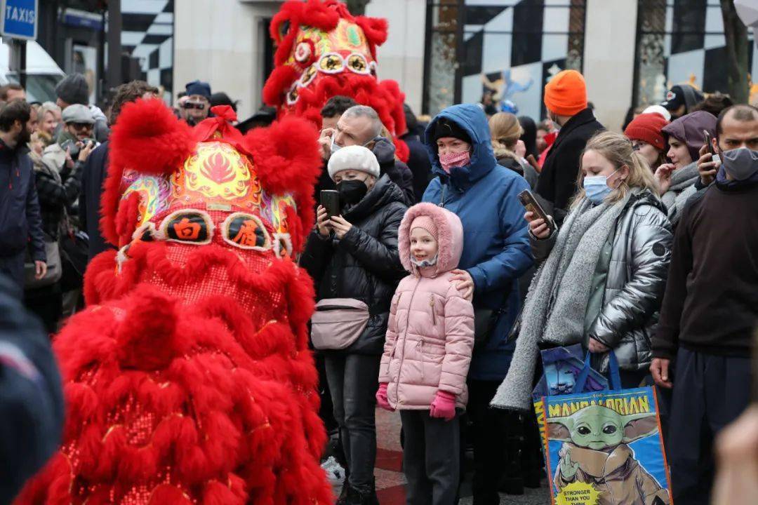 巴黎香榭丽舍大街龙狮飞舞庆祝中国春节_法国巴黎_活动_中法