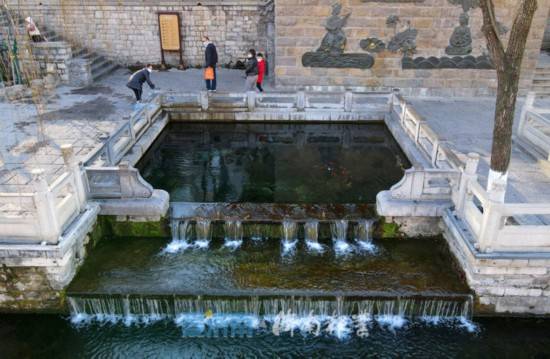 一起观赏护城河畔的琵琶泉_泉池_泉水_诸泉