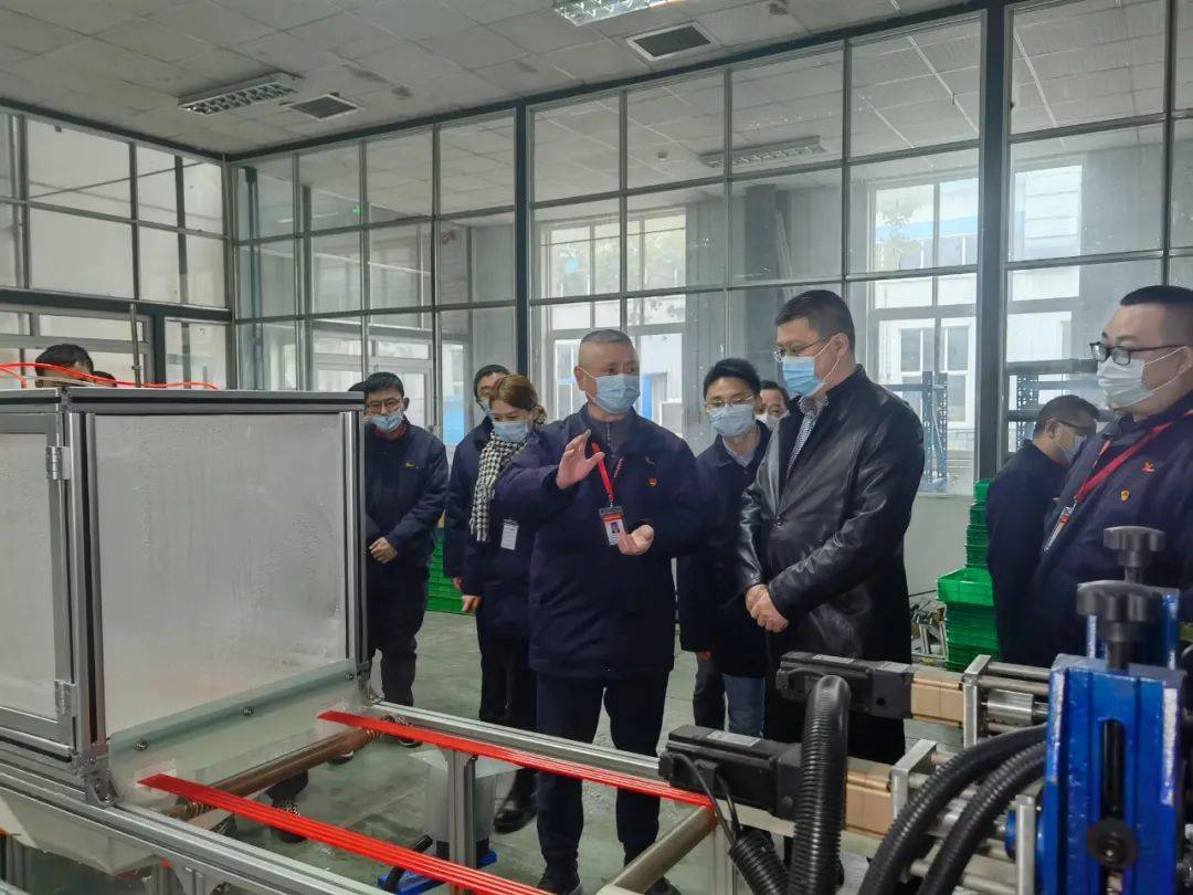 长虹控股集团jg总监杨艳辉看望慰问红星电子春节加班员工