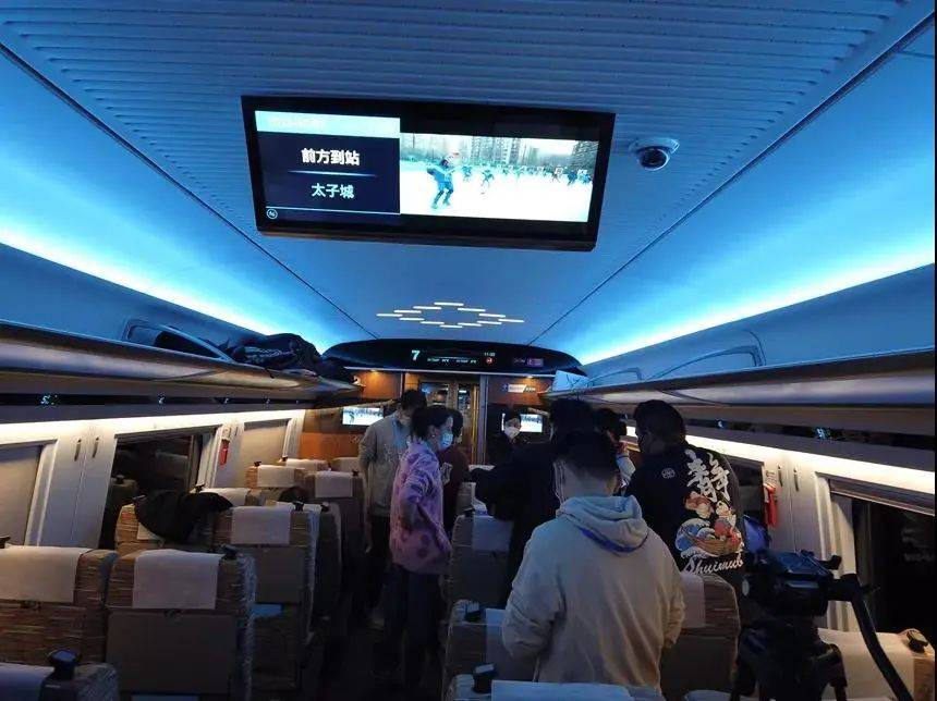 "瑞雪迎春"所在的京张高铁还是全球首条时速350公里的全自动驾驶列车