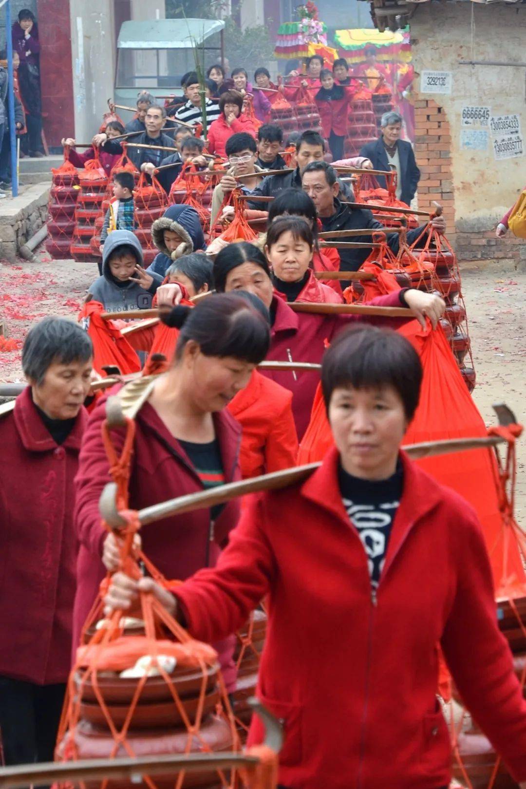 不一,5个盘从大到小摞成塔状,一头5个盘用扁担挑着走,故称"一担盘"