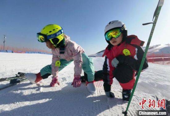 兰州|甘肃春节丝路冰雪游火热:悬臂长城滑雪场跻身热门景区