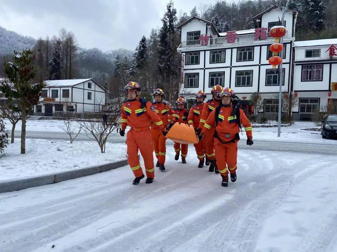 實戰拉練巴中消防備戰冰雪災害救援